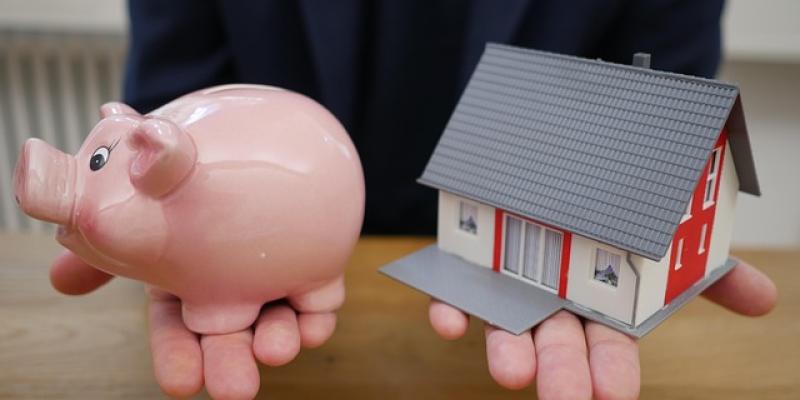 Comprar o alquilar vivienda / Pixabay Imagen con una hucha y una casa de juguete