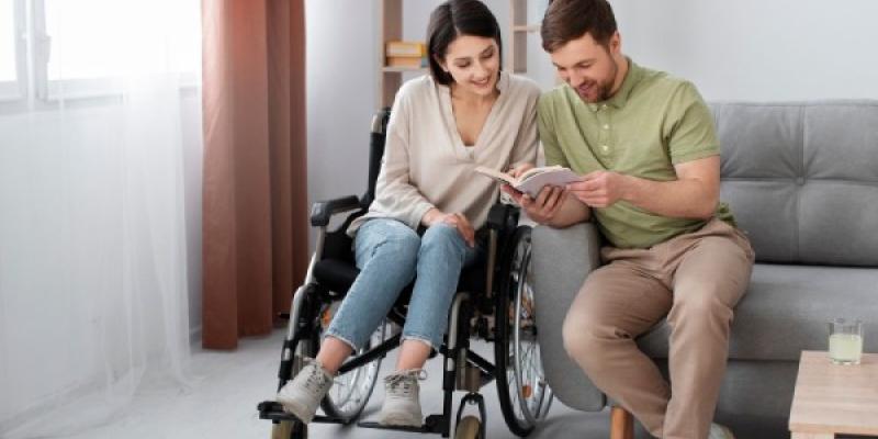 Una mujer con discapacidad, en su casa junto a su pareja | Foto de Servimedia Una mujer con discapacidad, en su casa junto a su pareja
