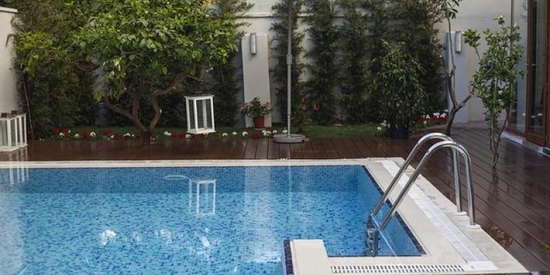 Viviendas de lujo / Pixabay Piscina de una vivienda de lujo