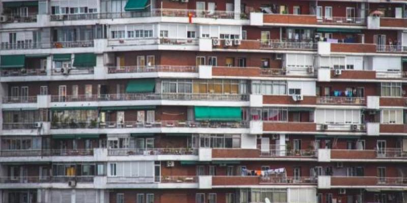 Edificio de pisos en España. España es el segundo país de la UE con más gente viviendo en pisos.