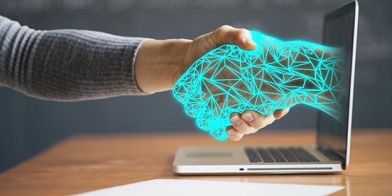 Inteligencia artificial / Pixabay Mano de un robot y de un humano