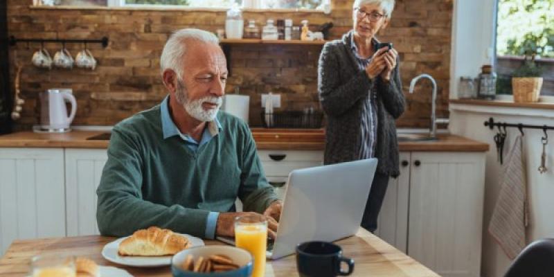 Estafas telefónicas que usan IA y hackean la voz para engañar a personas mayores Estafas telefónicas con IA a personas mayores