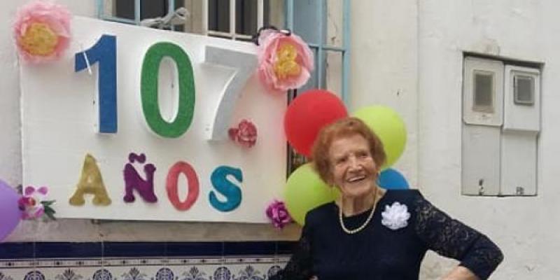 La voluntaria de Cáritas, Clotilde Veniel, cuenta con 107 años, y realiza una gran labor, acudiendo a acompañar a enfermos y recoger ropa para pobres. voluntaria