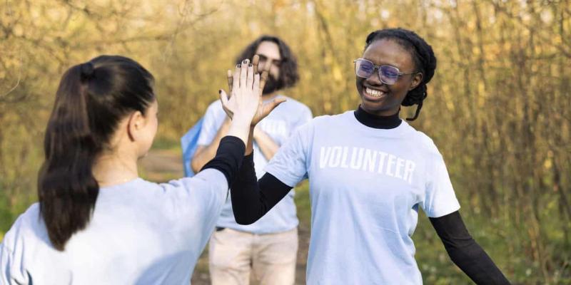 Imagen de jóvenes en un voluntariado/Envatoelements Voluntariado social en jóvenes