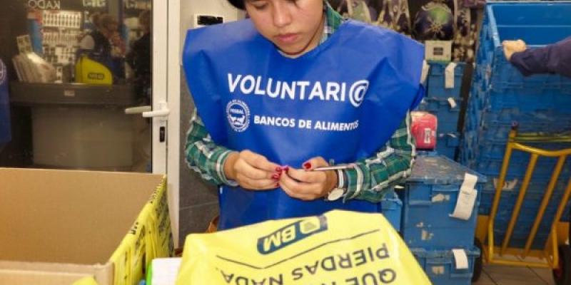 En España los voluntarios se vuelvan para ayudar. Foto de FESBA voluntaria del banco de alimentos