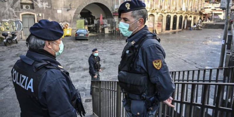 Volver al estado de alarma Dos policías vascos con mascarilla / Fabrizio Villa para Getty Images