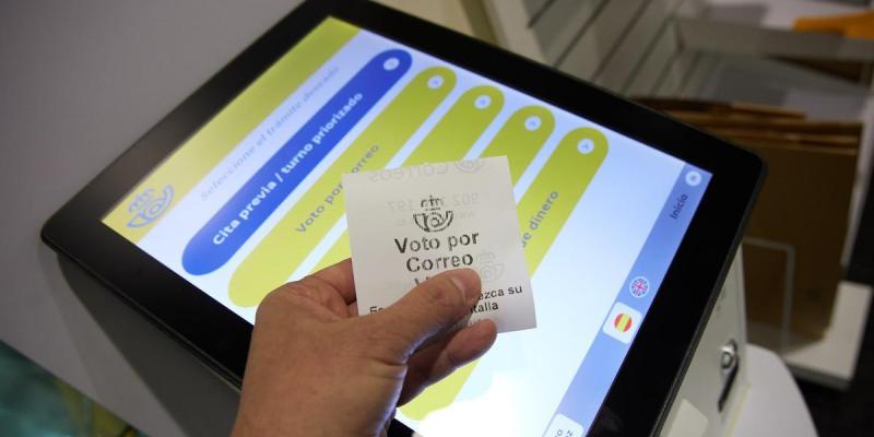 Imagen de una persona en Correos para solicitar el voto/El Periódico Cómo solicitar el voto por correo