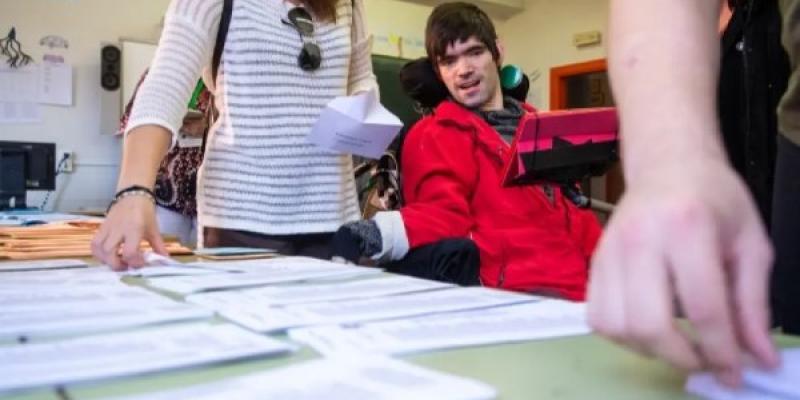 César Nieto ejerciendo por primera vez su derecho al voto en 2019. ELENA BUENAVISTA para 20 Minutos César Nieto ejerciendo por primera vez su derecho al voto en 2019