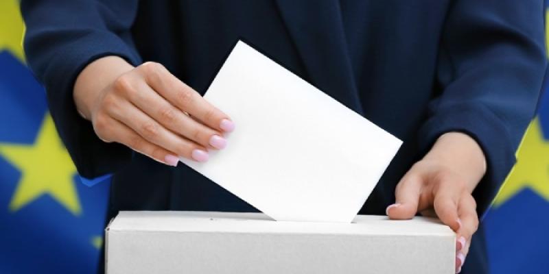Una persona con discapacidad vota en las elecciones europeas | Foto de 123RF/Serezniy Una persona discapacidad vota en las elecciones europeas