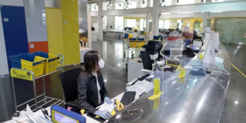 Chica en la oficina de Correos