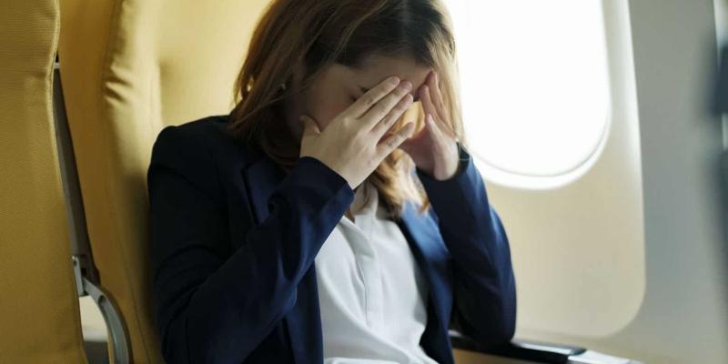 Imagen de una persona asustada en el avión/Jetcost Muchas personas tienen miedo a volar