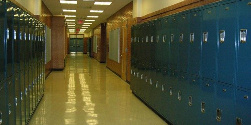 Una vuelta al cole complicada Pasillo vacío de un colegio / Pixabay