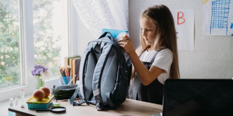 Regreso a clases, higiene de los escolares, precauciones de seguridad después del coronavirus. La colegiala va a la escuela y se lava las manos con desinfectante / Envato Regreso a clases, higiene de los escolares, precauciones de seguridad después del coronavirus. La colegiala va a la escuela y se lava las manos con desinfectante