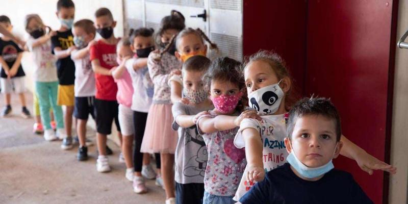 Niños en la vuelta al cole con mascarillas