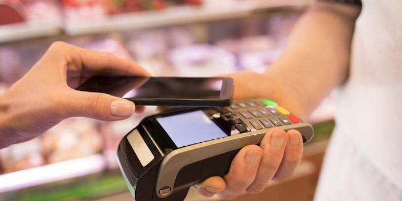Imagen de una persona pagando con wallet/El Candelero Tecnológico Uno de cada dos españoles cuenta con la aplicación de pago wallet