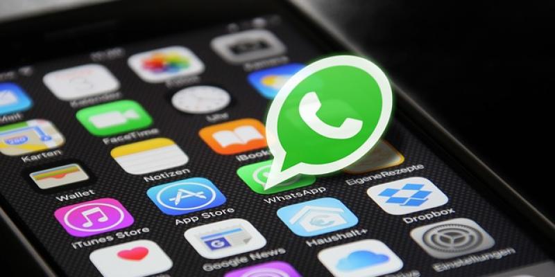 Imagen de un teléfono móvil con la app WhatsApp instalada / Pixabay