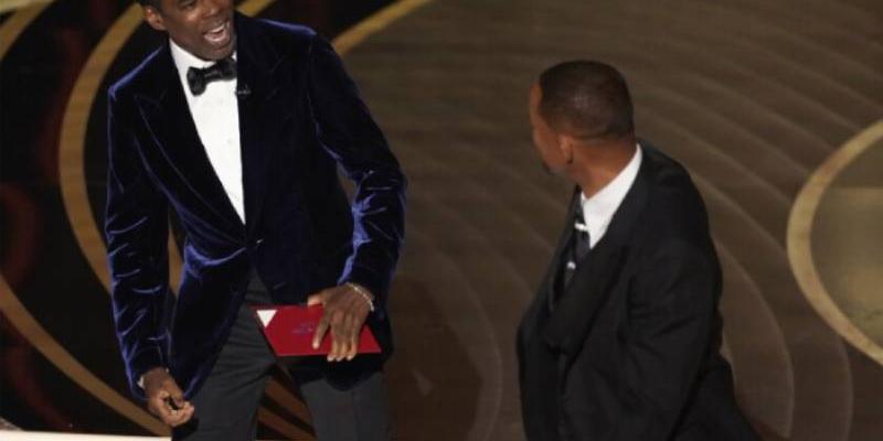 Will Smith le propicia una bofetada al cómico Chris Rock al bromear sobre la alopecia de Jada