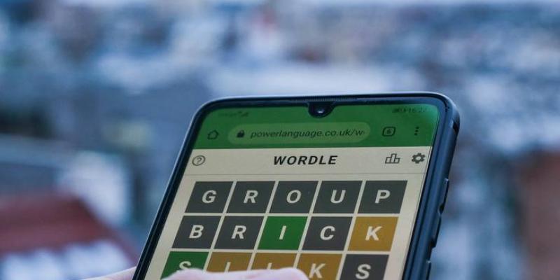 Pantalla de un teléfono móvil con la app de Wordle abierta
