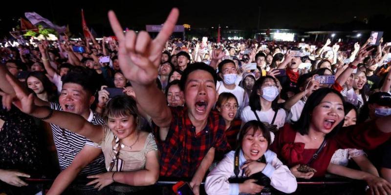 Asistentes a un concierto multitudinario en Wuhan / Reuters