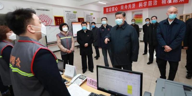 El presidente de China, Xi Jinping, durante una visita al nuevo centro de control y prevención del coronavirus de Wuhan, en Pekín, este lunes.