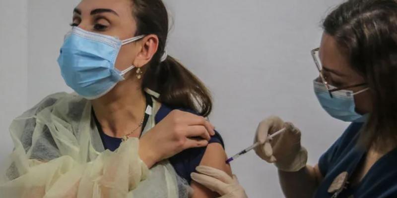 Una persona recibe la vacuna de la covid-19.EUROPA PRESS
