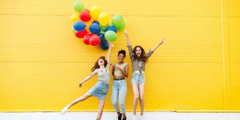 Imagen de personas felices/BrainLang El Yellow Day es el día más feliz del año