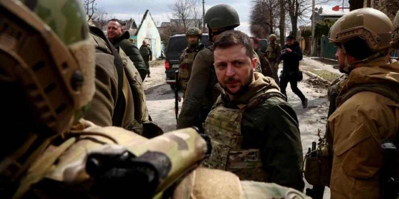 El presidente Zelenski visita Bucha - Marko Djurica/Reuters Zelenski en la ciudad de Bucha con un grupo de militares