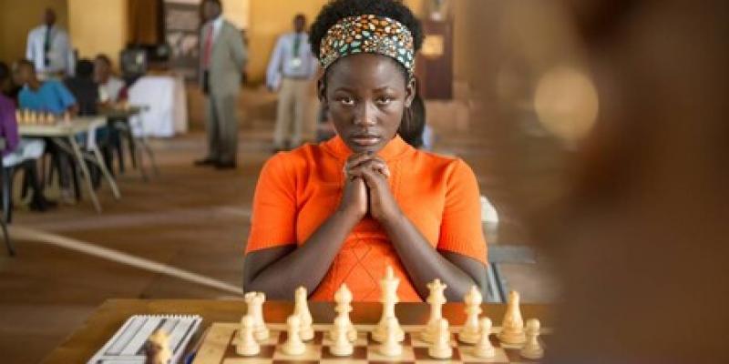 Niña africana jugando al ajedrez / Fotograma de una película