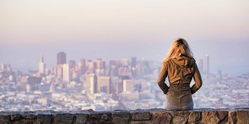Ciudades sostenibles / Imagen de Pixabay Chica frente a una ciudad
