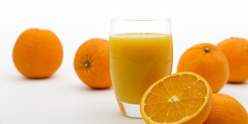 Imagen de un vaso de zumo de naranja/Pixabay El consumo elevado de zumo de naranja en niños es perjudicial