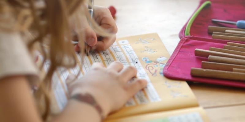 Imagen de una niña zurda/Blog Aegon Día de las personas zurdas