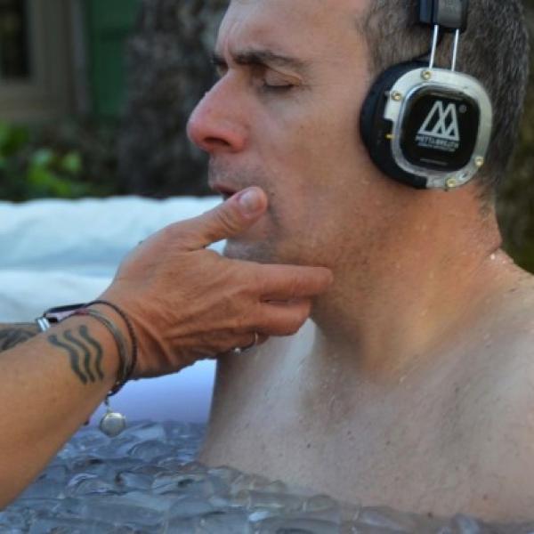 David Cicuéndez en una bañera con hielo