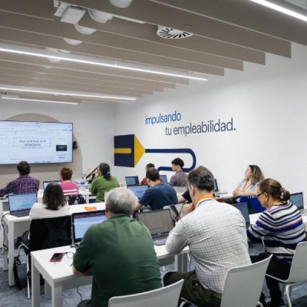 Foto de personas recibiendo formación en el HUB de innovación Sicual de Fundación Randsrad