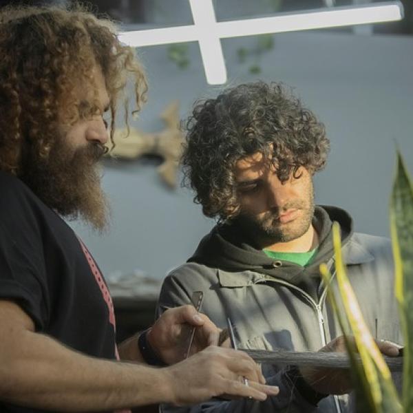 Dos jóvenes trabajando