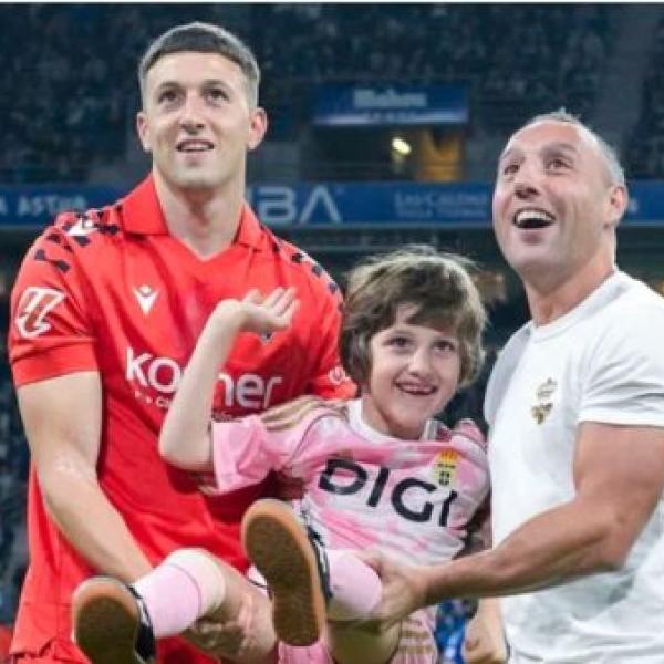 Javi, junto a Santi Cazorla y Abel Bretones