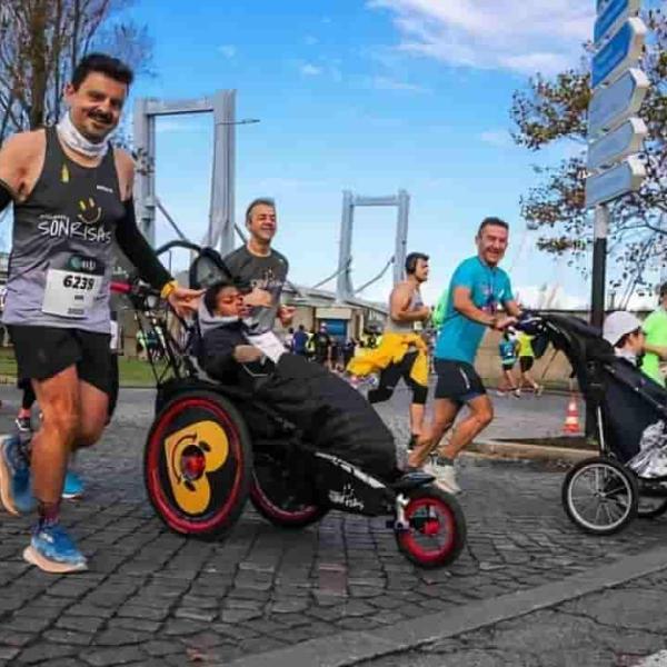"Empujando sonrisas", iniciativa deportiva