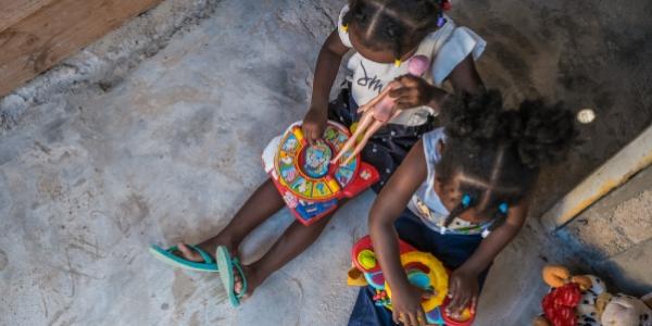 Niños de la ONG 100 mil pisos para jugar