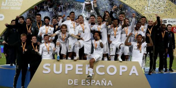 Los jugadores del Real Madrid celebran la Supercopa de España conquistada. Foto: Chema Rey.