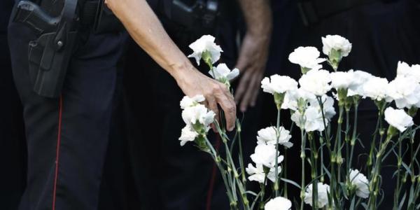 Flores en homenaje a las víctimas del atentado del 17A