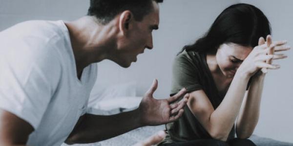 Hombre chillando a una mujer, se conoce como abuso verbal