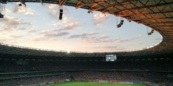 Estadio de fútbol durante un partido. Foto de Pixabay