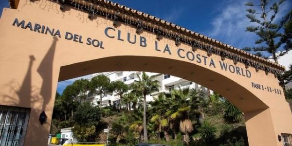 Vista de la entrada de la urbanización Club La Costa de Mijas (Málaga), donde ocurrieron los hechos. EFE/Daniel Pérez (Daniel Pérez - Daniel Pérez / EFE)