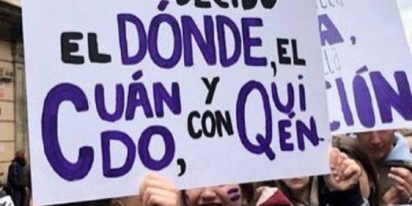 Mujeres con una pancarta en la manifestación del 8 de marzo que dice: yo decido el dónde, el cuándo y con quién