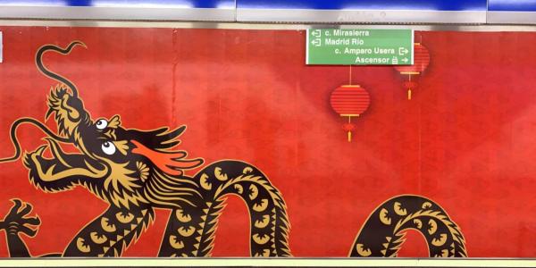 Decoración en la parada de metro de Usera para celebrar el Año Nuevo Chino. METRO DE MADRID