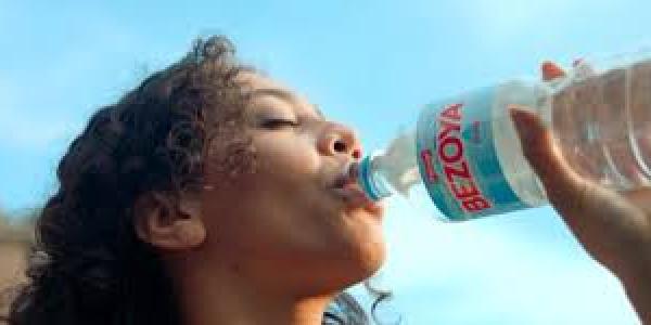 Chica bebiendo agua Bezoya
