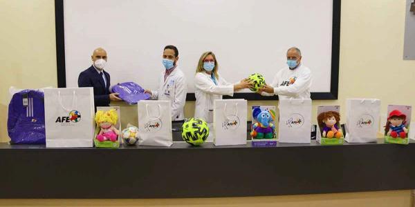 La AFE entrega juguetes en el Hospital de Torrejón