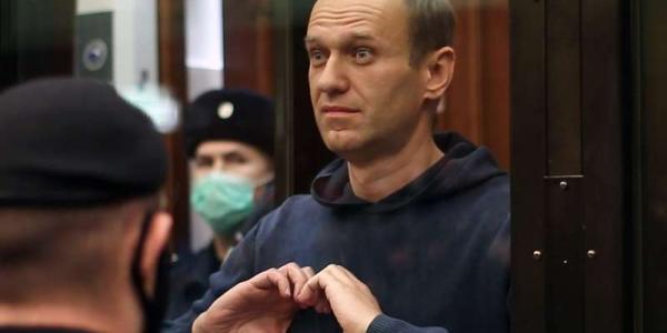 Alexéi Navalni en uno de sus juicio