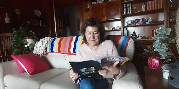 Ana en su casa leyendo