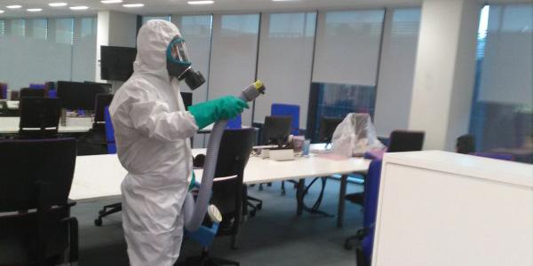Personal de Anticimex trabajando en la desinfección de una oficina
