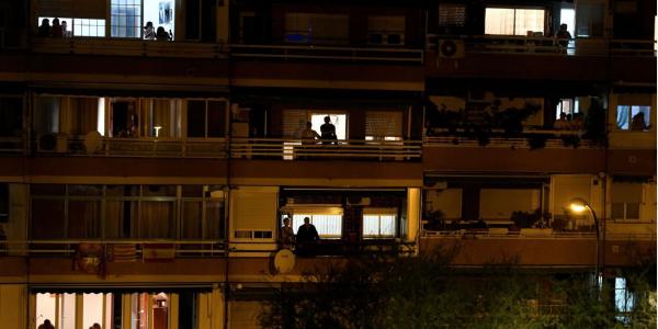 Aplausos de la ciudadanía desde los balcones a los sanitarios que atienden a las personas con coronavirus. 